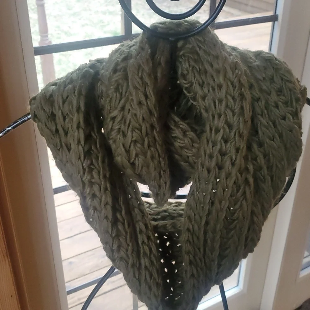 Chunky Army Green Knit Infinity‎ Scarf
